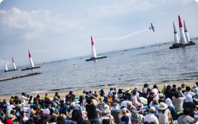 写真:一般エリアと観覧する人々