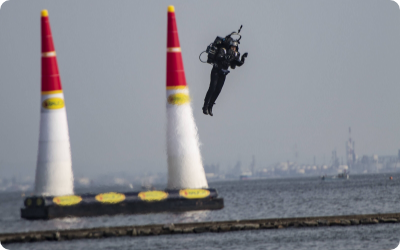 写真:ジェットパックを背負って飛ぶ人