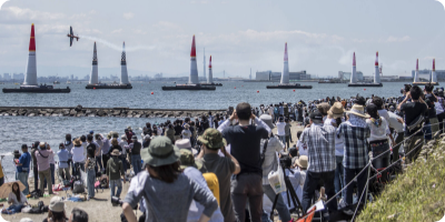 写真:パイロンを追加する飛行機