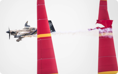 写真:パイロンに衝突した飛行機と、引き裂かれたパイロン