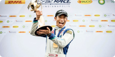 写真:優勝カップをもつチャンピョン室屋選手